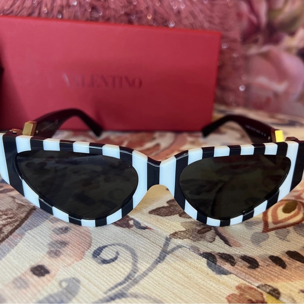 ❌SOLD❌ Rare Valentino Cat Eye Sunglasses